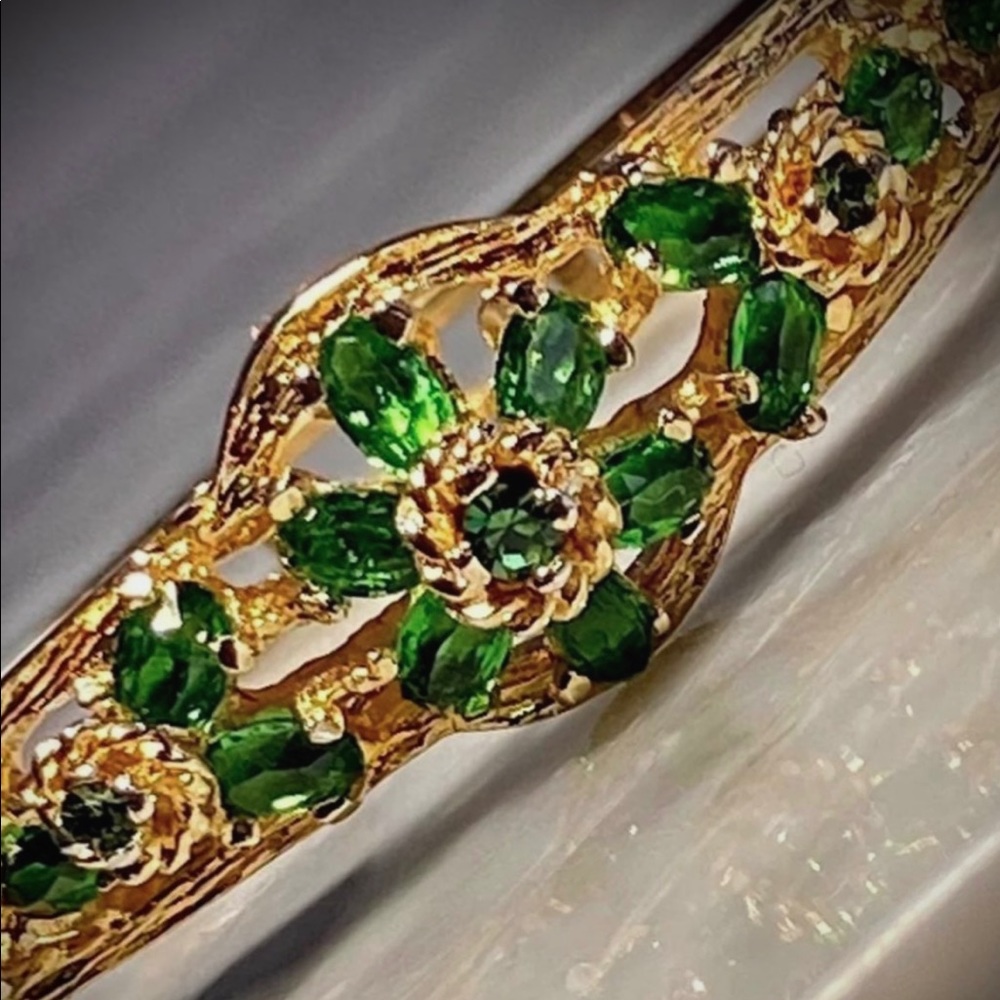 💚Vintage Estate Solid 18k Yellow Gold Genuine Emerald hinged bangle bracelet 💚 - Picture 4 of 10